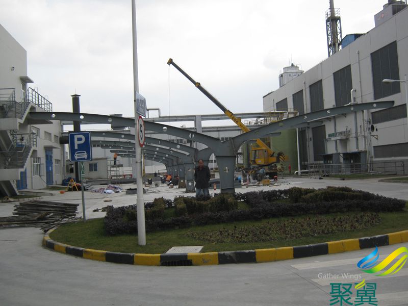 莊信萬豐膜結(jié)構(gòu)汽車停車棚鋼結(jié)構(gòu)骨架現(xiàn)場安裝