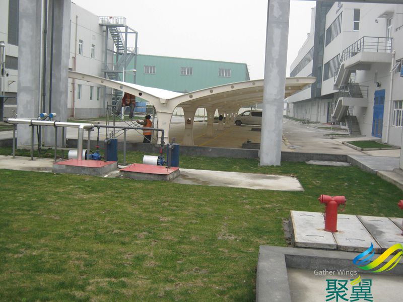 莊信萬豐膜結(jié)構(gòu)汽車停車棚膜布安裝部分畫面