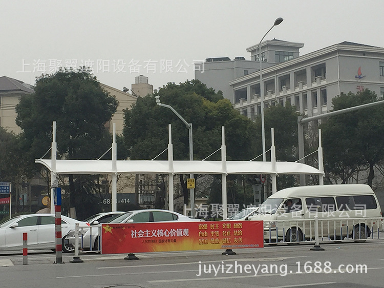 紅綠燈等候區(qū)雨棚_貼心便民的紅綠燈等候區(qū)雨棚_警民稱贊的