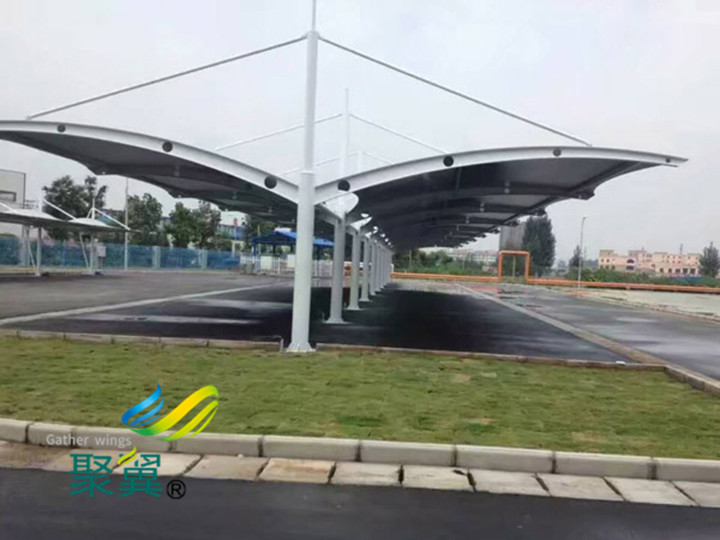 聚翼膜結構車棚公司小編為您介紹景觀膜結構傘蓋設計與切